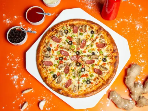 Pyszna pizza z kiełbasą, pieczarkami i papryką. Czy pieczona z termoobiegiem czy bez, zawsze smakuje wyśmienicie!