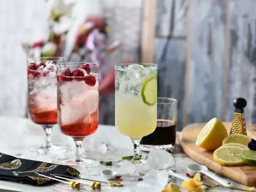 Letnie drinki z malinami i limonką, idealne z czym pić wódkę. Orzeźwiające, kolorowe i pełne smaku.