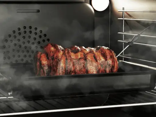 Soczysta pieczeń w dymie, pieczona w piekarniku z termometrem. Grill w piekarniku daje idealnie przypieczone żeberka.