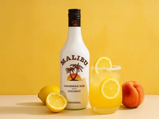 Butelka Malibu, drink z cytryną i brzoskwinią. Idealne na lato, gdy zastanawiasz się, jak pić Malibu z mlekiem.