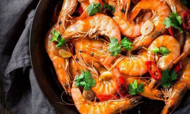 Pyszne krewetki koktajlowe przepis na szybką kolację. Aromatyczny czosnek, chili i świeża kolendra podkreślają smak krewetek.