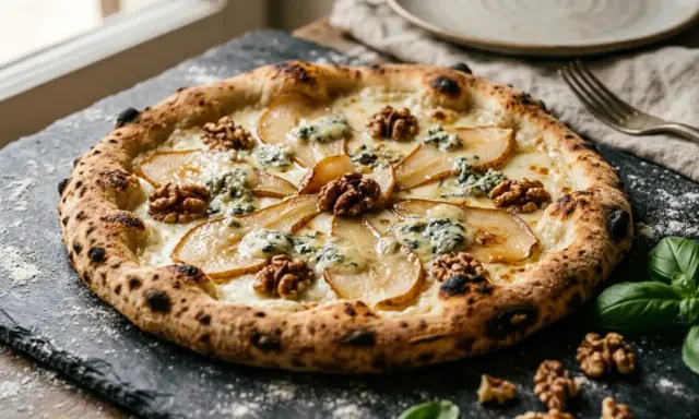 Wykwintna pizza bianca z gruszką, orzechami włoskimi i serem pleśniowym, idealna na wyjątkowy wieczór.