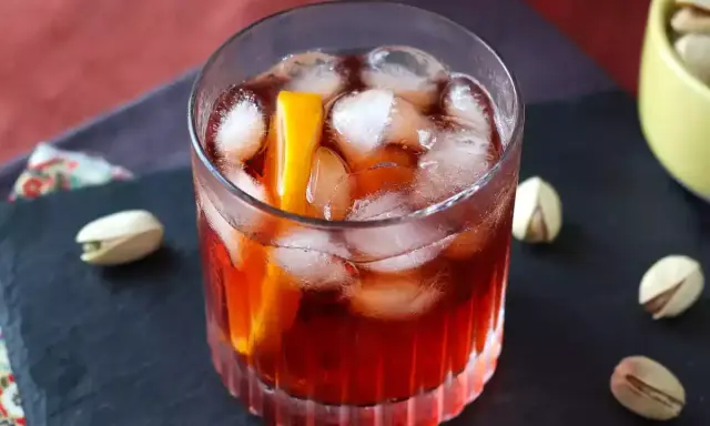 Orzeźwiający Negroni Sbagliato z pomarańczą i lodem. Idealny przepis na letnie popołudnie.