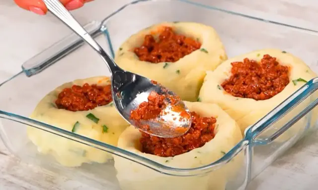 Ziemniaki faszerowane mięsem mielonym w naczyniu żaroodpornym. Świetny pomysł, z czym łączyć ziemniaki na obiad!