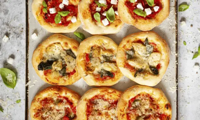 Mini pizze z różnymi dodatkami: margherita, z fetą i bazylią, z karczochami i szpinakiem. Idealne, by pokazać, co zrobić z ciasta na pizzę!