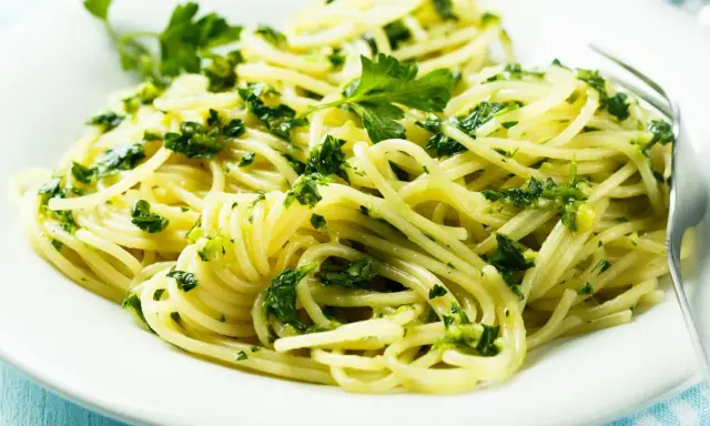Pyszne spaghetti z zielonym pesto i świeżą natką pietruszki. Idealne, by dodać do makaronu z pesto.