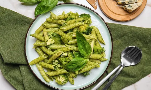 Penne z brokułami i serem gorgonzola w sosie pesto. Idealne danie, by dowiedzieć się, z czym podawać pesto.