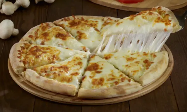 Gorąca pizza z ciągnącym się serem, idealna na wieczór.