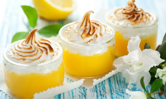 Słodkie desery z cytrynowym kremem i pianką bezową, idealne na letnie popołudnie. Przepis na lemon curd.