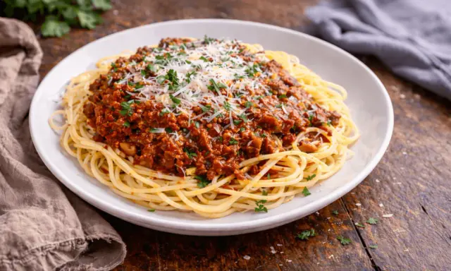 Pyszne spaghetti bolognese, idealne na szybki obiad. Ten prosty spaghetti przepis z pewnością zachwyci każdego.