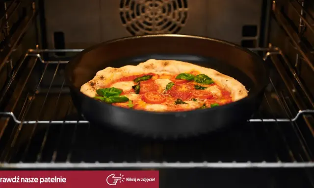 Pizza z pomidorami i bazylią piecze się w piekarniku. Idealna do pizzy, ta patelnia zapewni chrupiący spód.