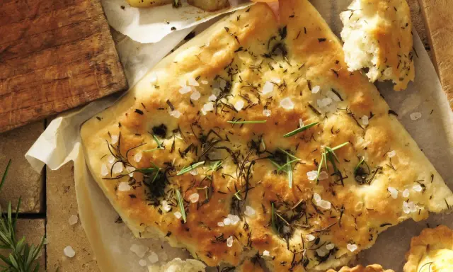 Chrupiąca focaccia z rozmarynem i solą morską, idealna do podania z pieczonymi ziemniakami i wędliną.