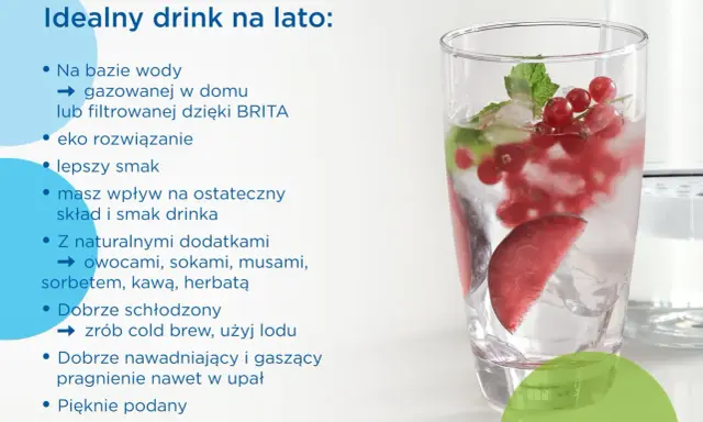Przepisy na drinki w domu: orzeźwiający napój z owocami i miętą, idealny na lato.