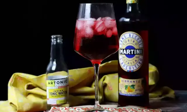 Orzeźwiający martini z tonikiem, przygotowany z Aperitivo Vibrante i toniku. Idealny na letnie popołudnie.