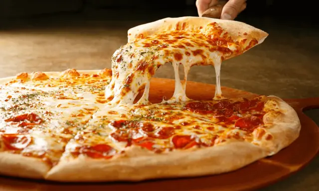 Gorąca pizza z ciągnącym się serem. Czy ciasto na pizzę można zrobić dzień wcześniej? Tak, i będzie równie pyszne!