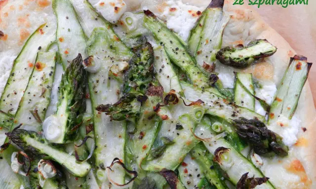 Pizza ze szparagami zielonymi, serem i pieprzem. Pyszne, wiosenne danie.