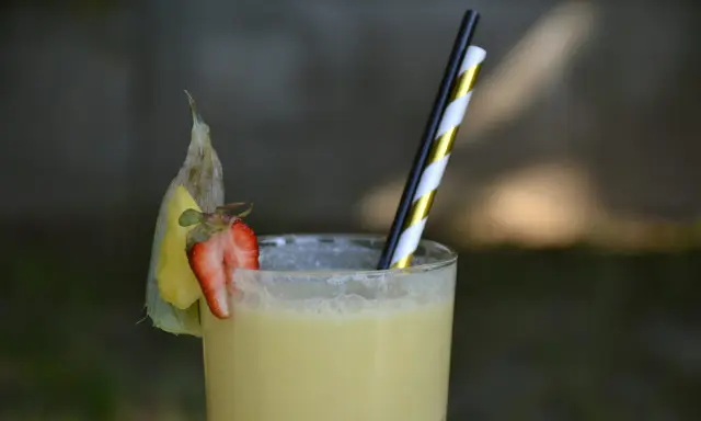 Orzeźwiający drink pina colada z ananasem i truskawką. Idealny przepis na lato!