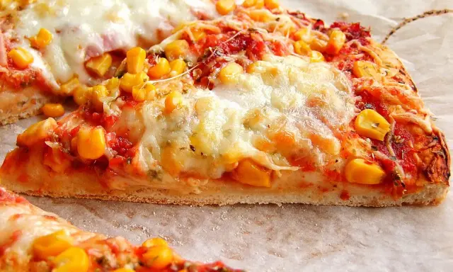Pyszna pizza z kukurydzą i ciągnącym serem, idealna do pieca z termoobiegiem.