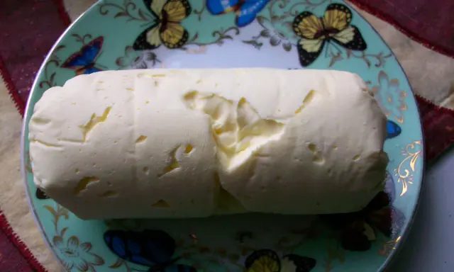 Rolada masła czosnkowego, idealna do pieczywa. Prosty przepis na masło czosnkowe.