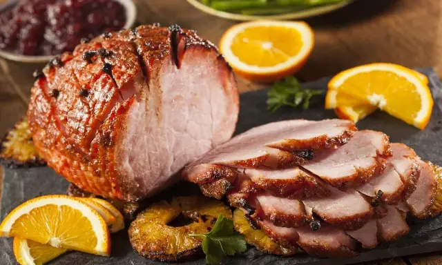 Marynowanie szynki do pieczenia: soczysta, pieczona szynka z pomarańczą, ananasem i żurawiną.