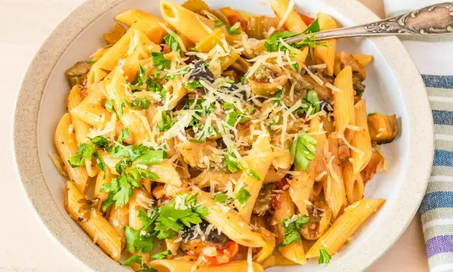 Szybki makaron z sosem bez mięsa, pełen warzyw i posypany parmezanem. Idealny na szybki obiad.