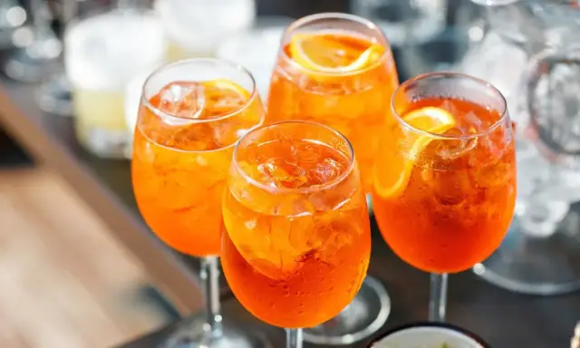 Cztery orzeźwiające Aperole z lodem i plasterkiem pomarańczy. Idealne pytanie: jakie prosecco do aperolu?