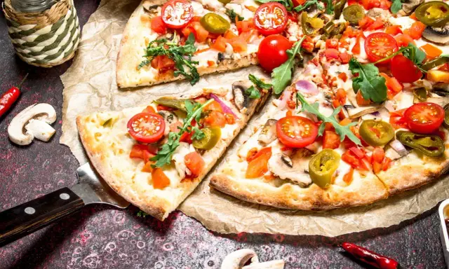 Pyszna pizza na cienkim cieście z pomidorkami, jalapeno i rukolą. Idealna na spotkanie z przyjaciółmi.