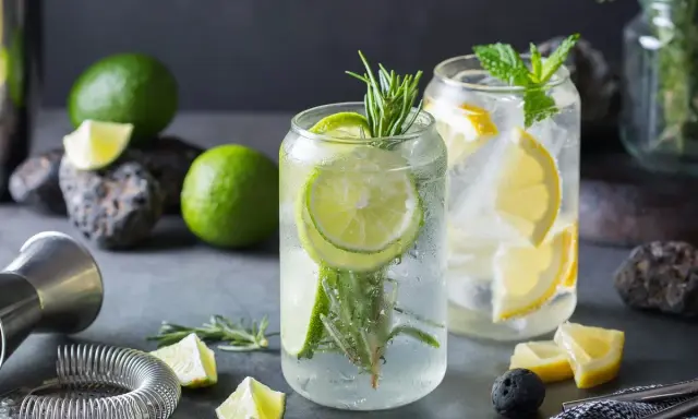 Orzeźwiające drinki z ginem, ozdobione plasterkami limonki, cytryny i gałązkami rozmarynu. Idealne na letnie wieczory.
