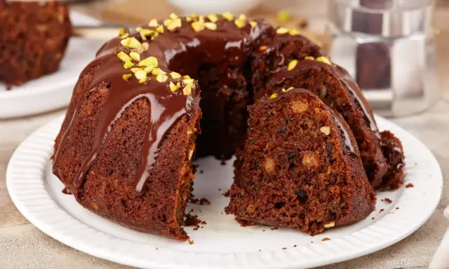 Pyszna babka czekoladowa z polewą i pistacjami, idealna na deser.