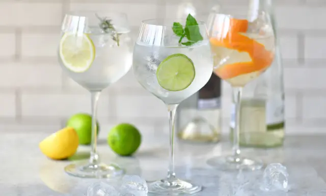 Orzeźwiający drink ze spritem, ozdobiony plasterkiem cytryny, limonki i skórką pomarańczy. Idealny na letnie popołudnie.