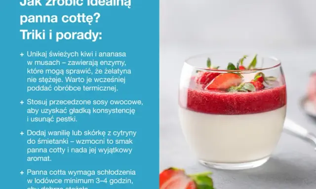 Idealna panna cotta w szklance, udekorowana musem truskawkowym i świeżymi owocami. Porady jak ją zrobić.