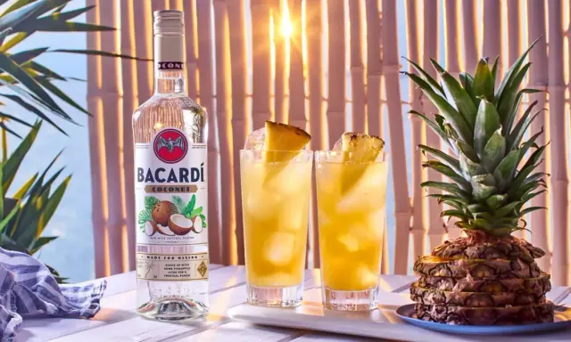 Orzeźwiające drinki z rumem Bacardi Coconut i ananasem. Idealne na tropikalne popołudnie.