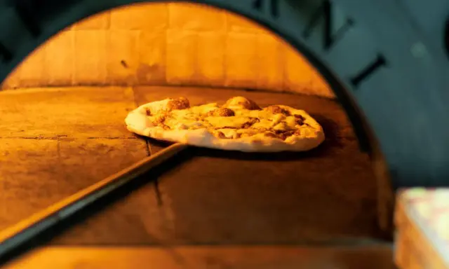 Pizza prosto z pieca, gorąca i pachnąca. Czy to fast food? Zależy od tego, jak szybko ją zjesz!