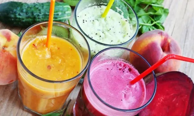 Orzeźwiający drink z likierem brzoskwiniowym, obok kiwi, buraka i brzoskwini.