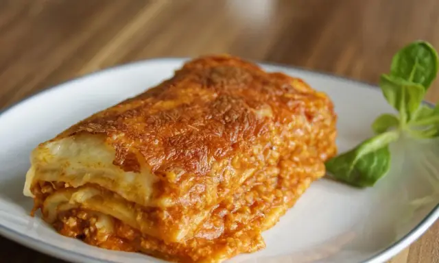 Pyszna, domowa lasagne z chrupiącą, zapieczoną górką. Idealna na obiad, gdy szukasz sprawdzonego lasagne przepis.