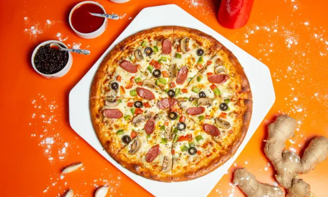 Pyszna pizza z kiełbasą, pieczarkami i papryką. Czy pieczona z termoobiegiem czy bez, zawsze smakuje wyśmienicie!