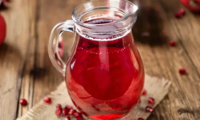 Szklany dzbanek z sokiem z granatu, otoczony owocami. Idealny do drinków, deserów, a także jako baza do sosów. Sok z granatu z czym łączyć?