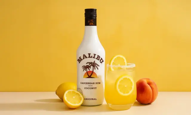 Butelka Malibu, drink z cytryną i brzoskwinią. Idealne na lato, gdy zastanawiasz się, jak pić Malibu z mlekiem.