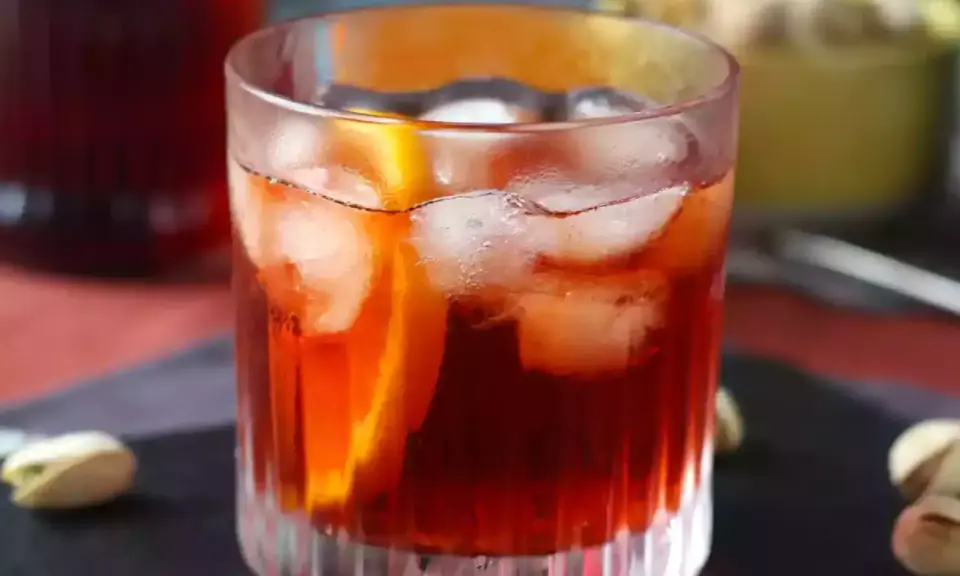 Orzeźwiający drink z Campari, lodem i pomarańczą. Idealny przepis na letnie wieczory.