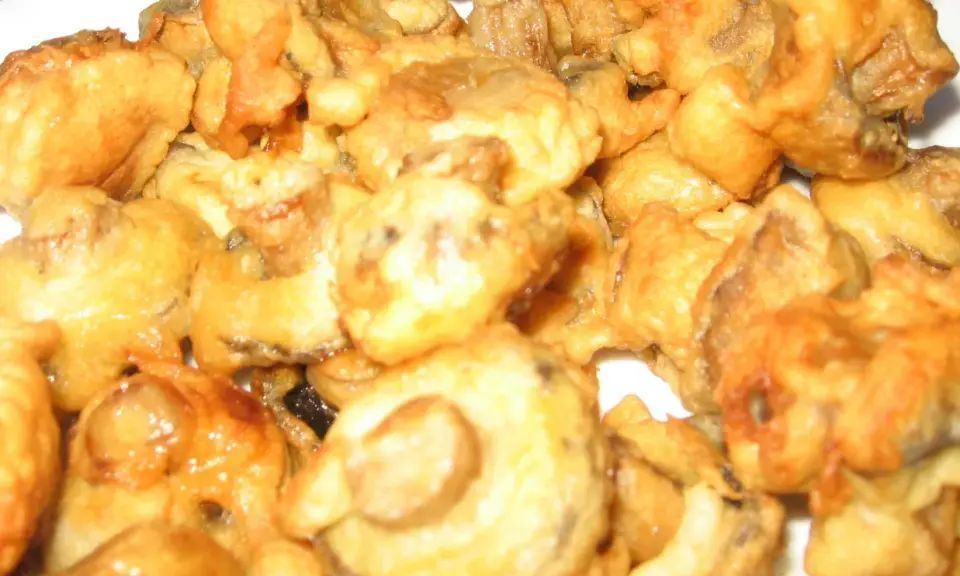 Chrupiące pieczarki w cieście naleśnikowym, złociste i apetyczne.