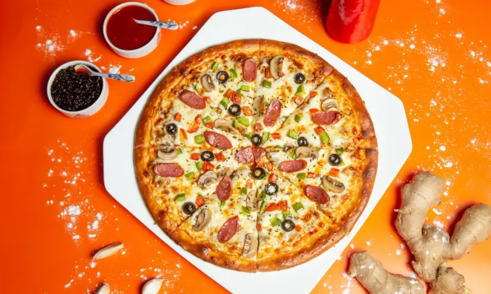 Pyszna pizza z kiełbasą, pieczarkami i papryką. Czy pieczona z termoobiegiem czy bez, zawsze smakuje wyśmienicie!