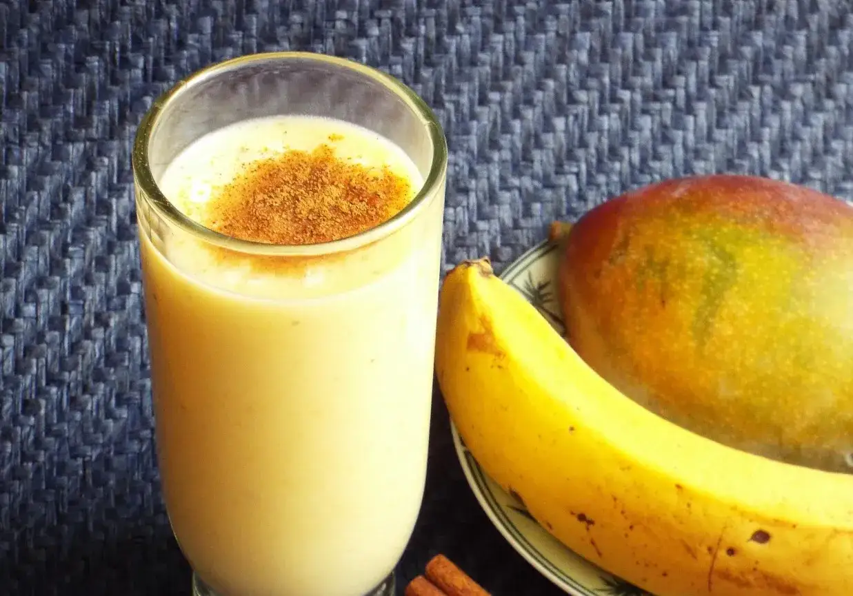 Orzeźwiający drink z mango i bananem, posypany cynamonem. Idealny na upalne dni.