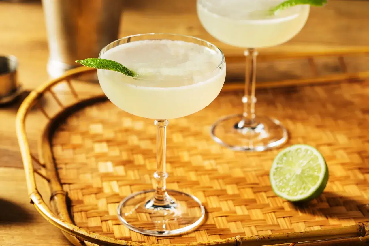 Dwa orzeźwiające daiquiri, idealne na upalne dni. Ten klasyczny drink to połączenie rumu, limonki i cukru.