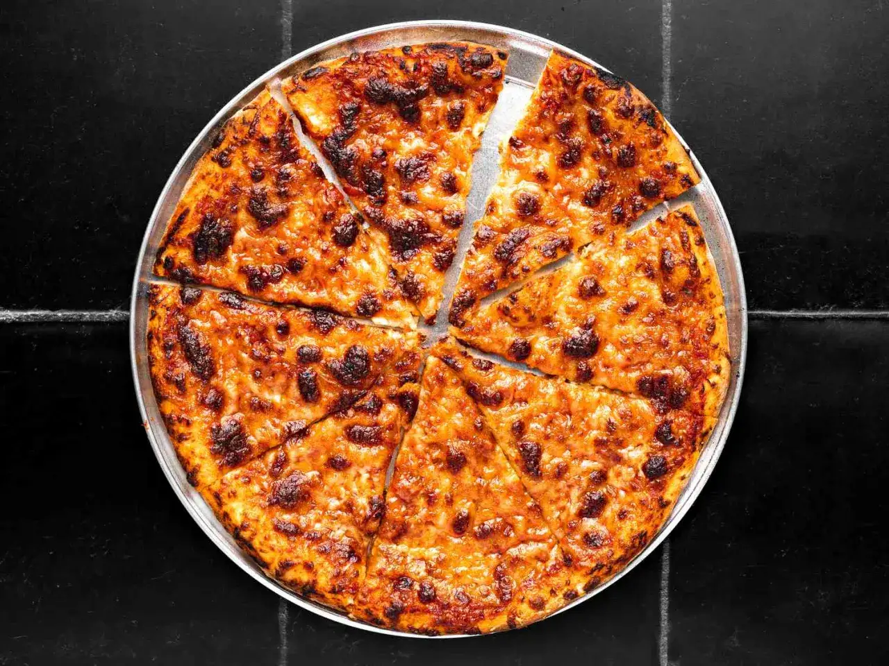 Pyszna, serowa pizza prosto z pieca z termoobiegiem, pokrojona na 8 kawałków. Idealna na wspólne spotkanie.