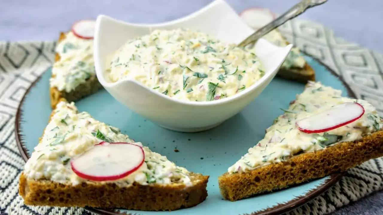 Pyszna pasta jajeczna na chlebie, z rzodkiewką i ziołami. Idealna na śniadanie, kolację lub jako przekąska. Różne sposoby podania tej klasycznej pasty jajecznej.