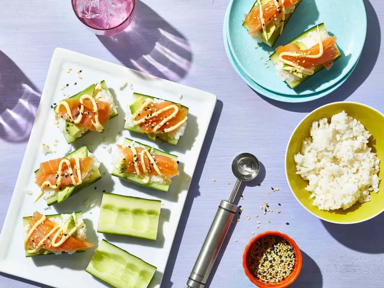 Roladki sushi z łososiem, awokado i ryżem na ogórku. Idealne, by zobaczyć, co dodać do sushi.