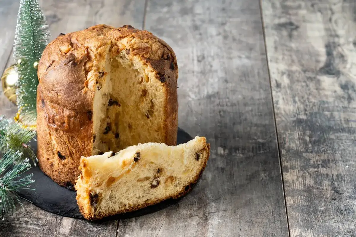 Puszysty panettone z bakaliami, idealny na święta. Ten panettone przepis oryginalny zachwyci każdego.