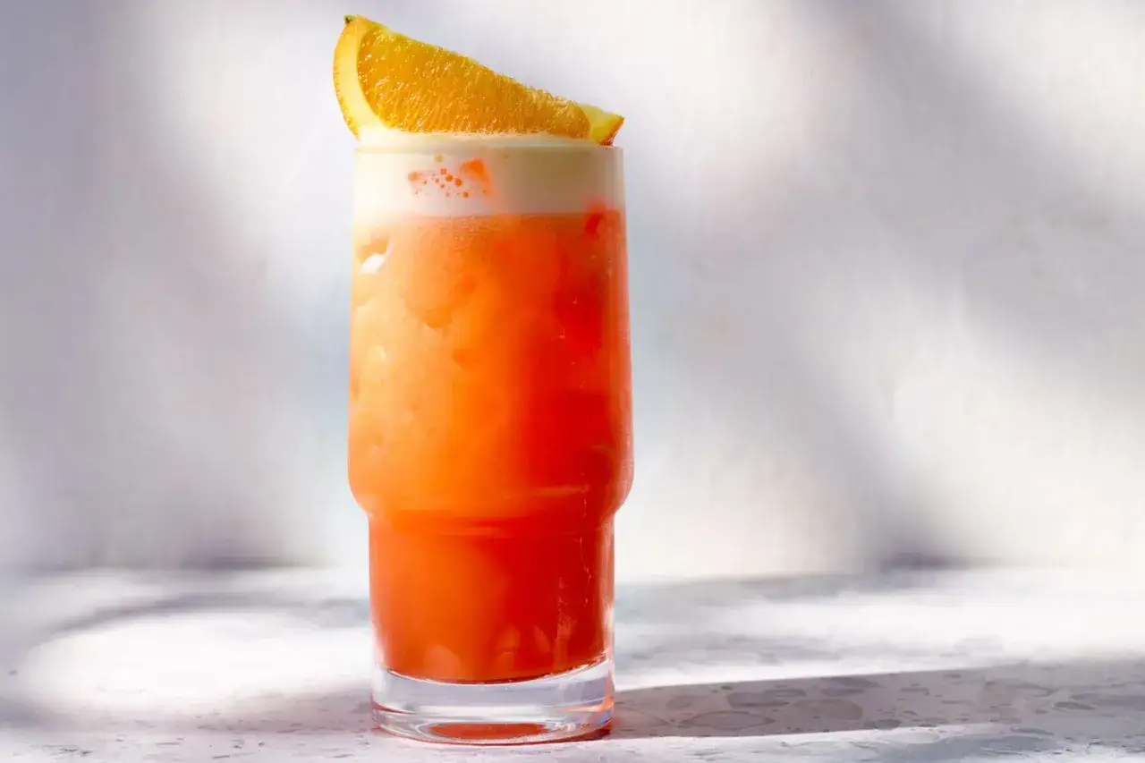 Orzeźwiający drink z pianką i plasterkiem pomarańczy. Idealny przepis na Campari drink.
