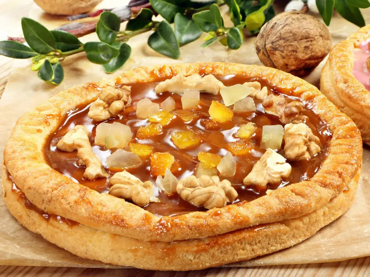 Pyszny mazurek wielkanocny z bakaliami i orzechami, polany błyszczącym lukrem.