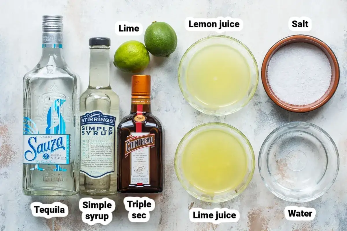 Składniki do drinka margarita: tequila, syrop cukrowy, triple sec, limonki, sok z limonki, sól i woda.
